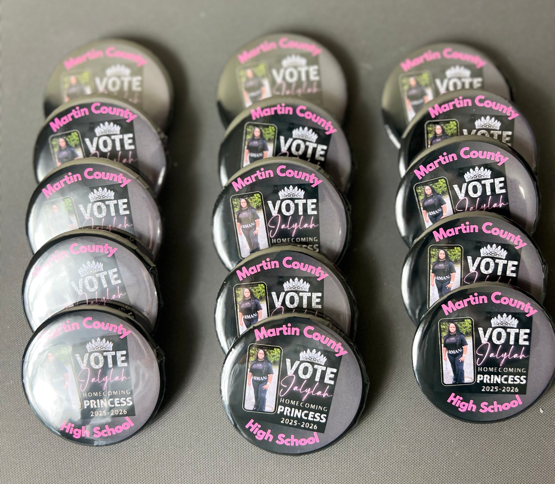 custom personalized photo buttons for events and campaigns
